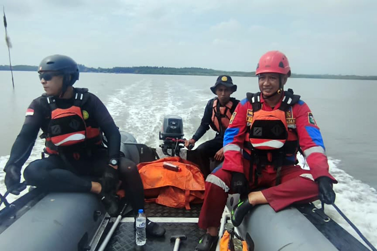 SISIR PERAIRAN: Petugas tim gabungan saat melakukan pencarian Muhammad Arsyad Arrozi, 2, balita asal Dusun Polai, Desa Semendi, Kecamatan Tongas, Kabupaten Probolinggo, yang hilang Jumat (6/2).