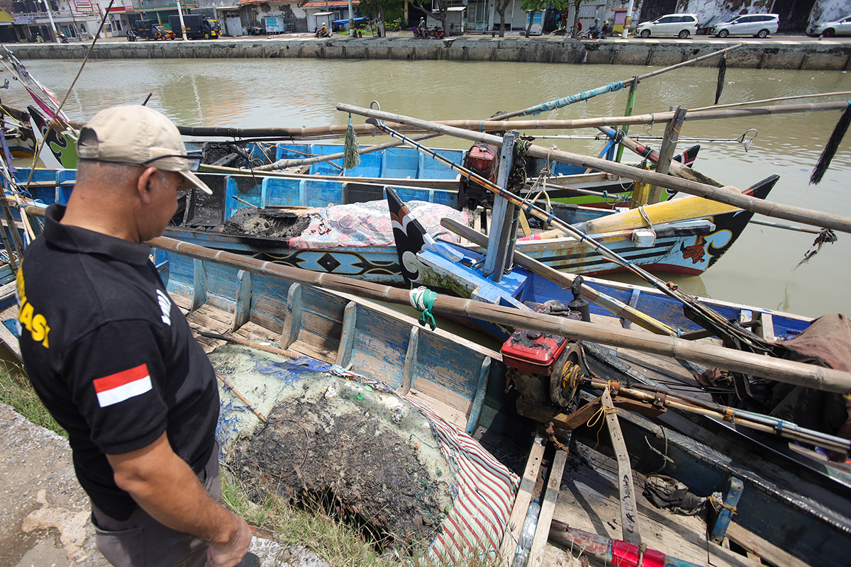 Petugas memantau sejumlah perahu neyalan yang alami kerusakan usai konflik antar nelayan.