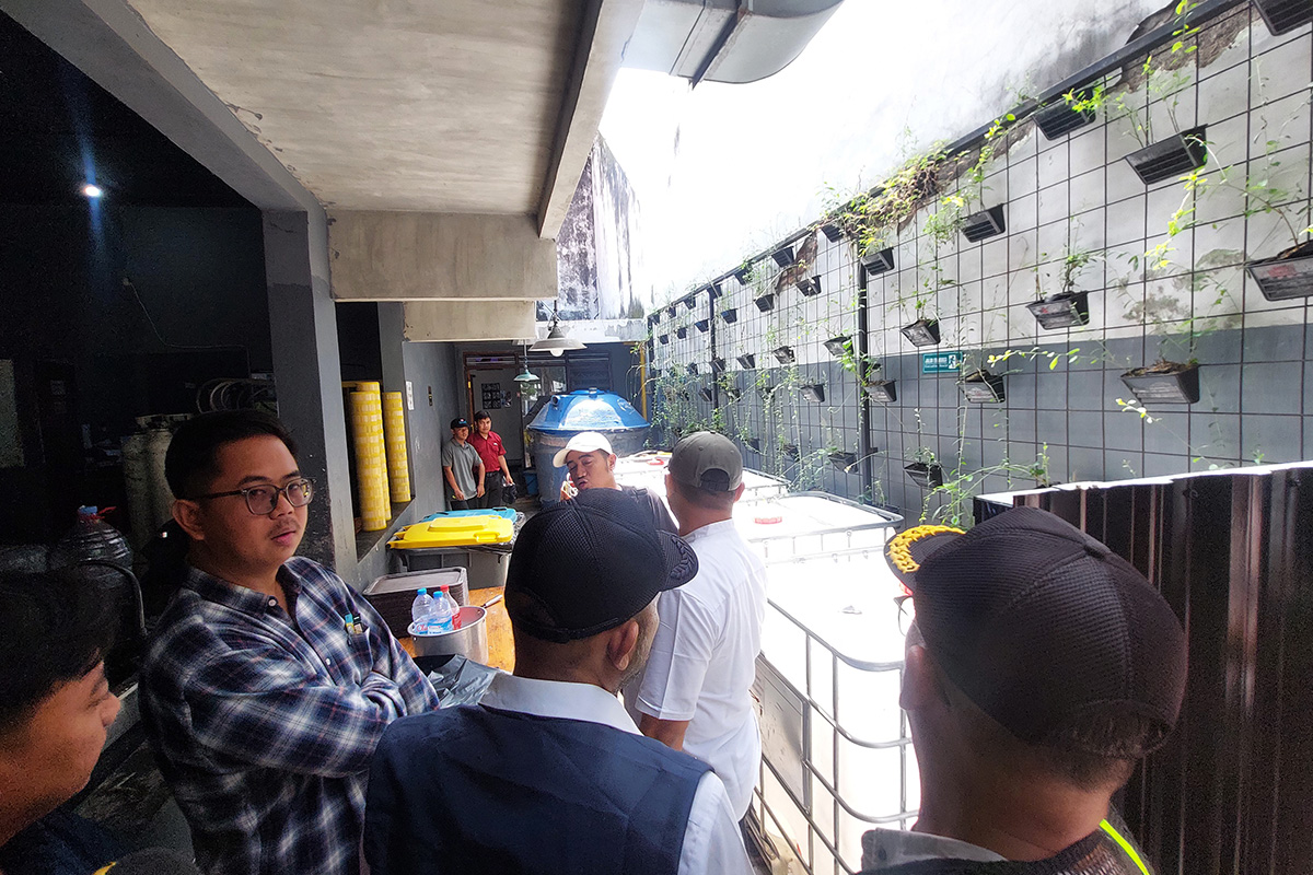 PORTABEL: Tim Satpol PP, DPMPTSP dan DLH Kota Probolinggo saat meninjau IPAL Portabel mie gacoan, Jumat (6/2). ( Arif Mashudi/ Radar Bromo)