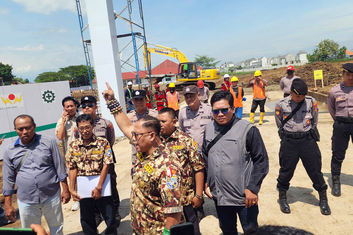 SAMPAIKAN ASPIRASI: Sejumlah aktivis dari DPC GM FKPPI berunjuk rasa di depan pembangunan Sekolah Rakyat di Kelurahan Wironini, Kecamatan Purworejo.