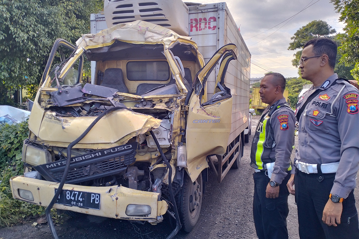 DIAMANKAN: Kondisi truk boks yang dikendarai korban ringsek bagian depannya usai menyeruduk dump truk. (Rizal Syatori/ Radar Bromo)