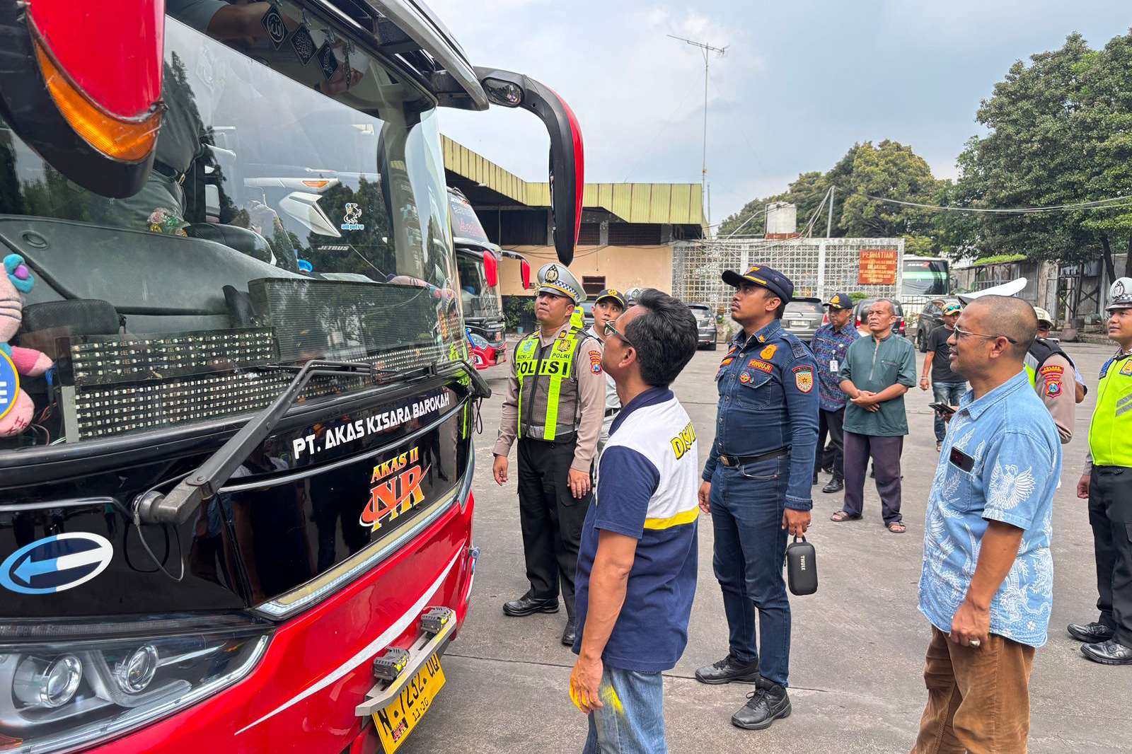PERIKSA: Petugas gabungan melakukan ramp check di garasi salah satu PO bus di Kota Probolinggo, Jumat (6/2) siang.