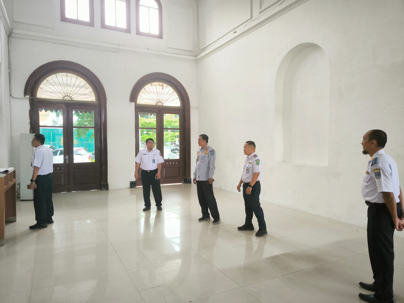 TINJAU: Tim gabungan saat meninjau Stasiun Probolinggo yang jadi stasiun paling akhir Supaspro. (Istimewa)