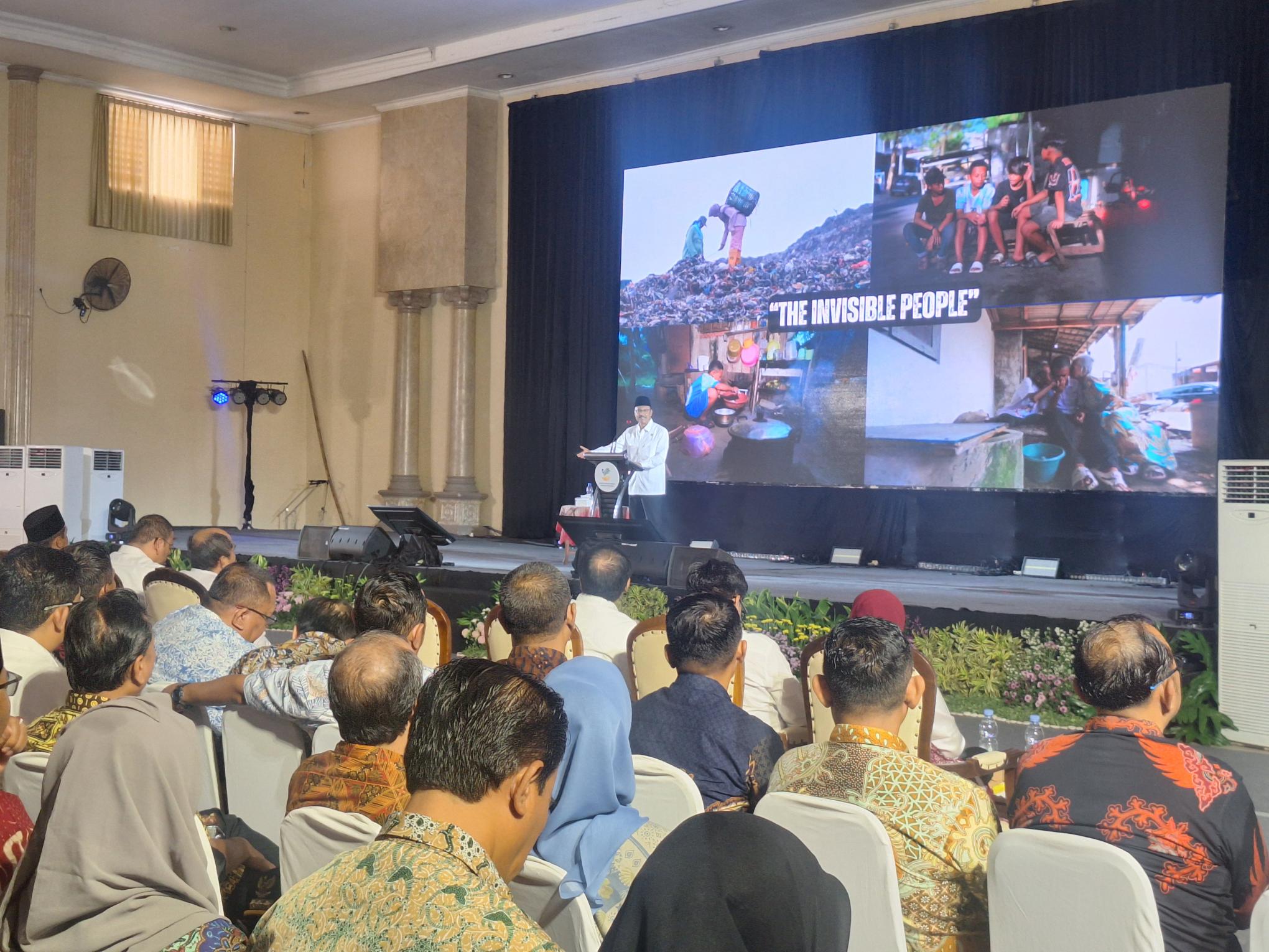 ARAHAN: Mensos RI, Saifullah Yusuf saat memberikan sosialisasi DTSEN bersama camat, kepala desa (kades), dan pilar sosial se-Kabupaten Pasuruan, Sabtu (6/2).
