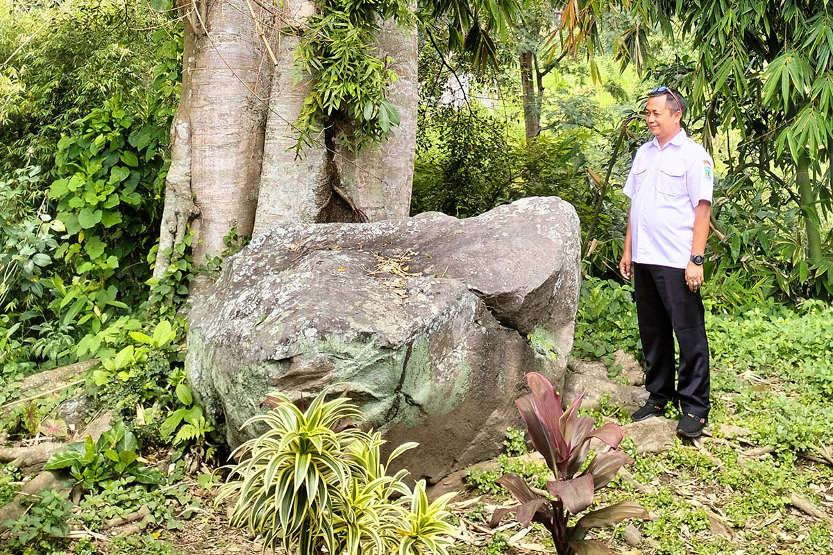 KERAMAT: Batu yang dianggap spesial oleh warga sekitar. Warga menyebutnya, Petilasan Watu Panji. Konon, kawasan ini dijaga oleh Raden Bagus Selo Panji yang menjadi cikal bakal penamaan batu tersebut.