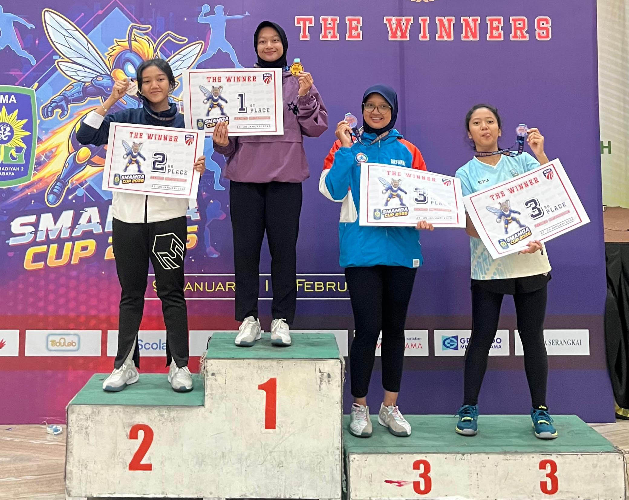 MENANG: Almira Aulia Rahmadina Putri saat menerima medali emas di ajang anggar antar pelajar SMA se Jawa Timur Smamda Fencing Cup 2026 di Surabaya pada