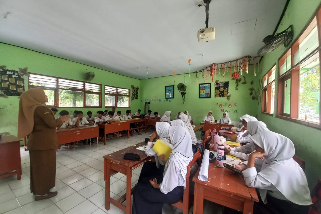 BELAJAR: Sejumlah pelajar di SMPN 4 mengikuti proses belajar mengajar.