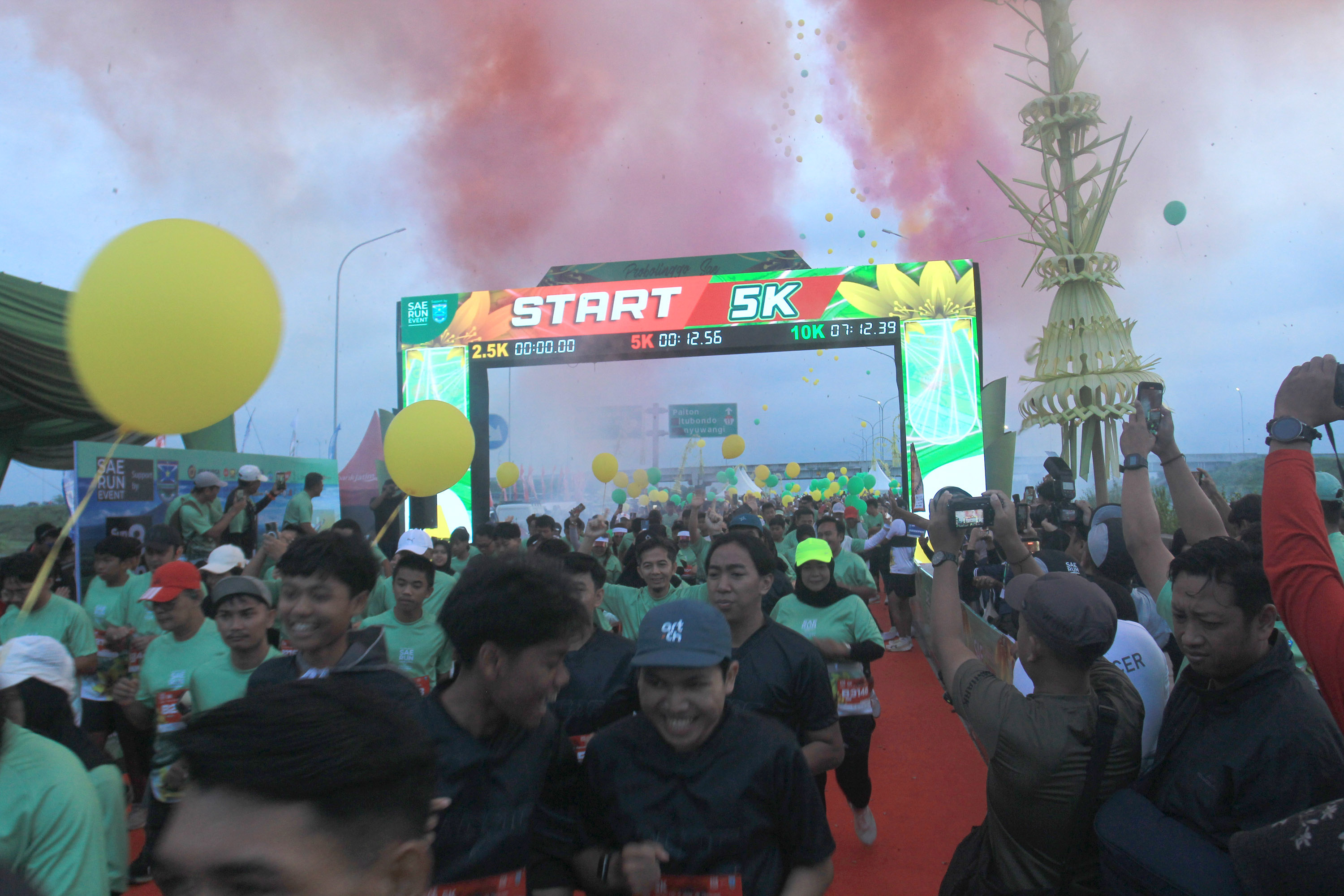 PELEPASAN: Ribuan peserta Probolinggo Sae Run Highway 2026 dilepas secara bargantian sesuai kategori. Meliputi 10 kilometer, 5 kilometer, dan 2,5 kilometer.