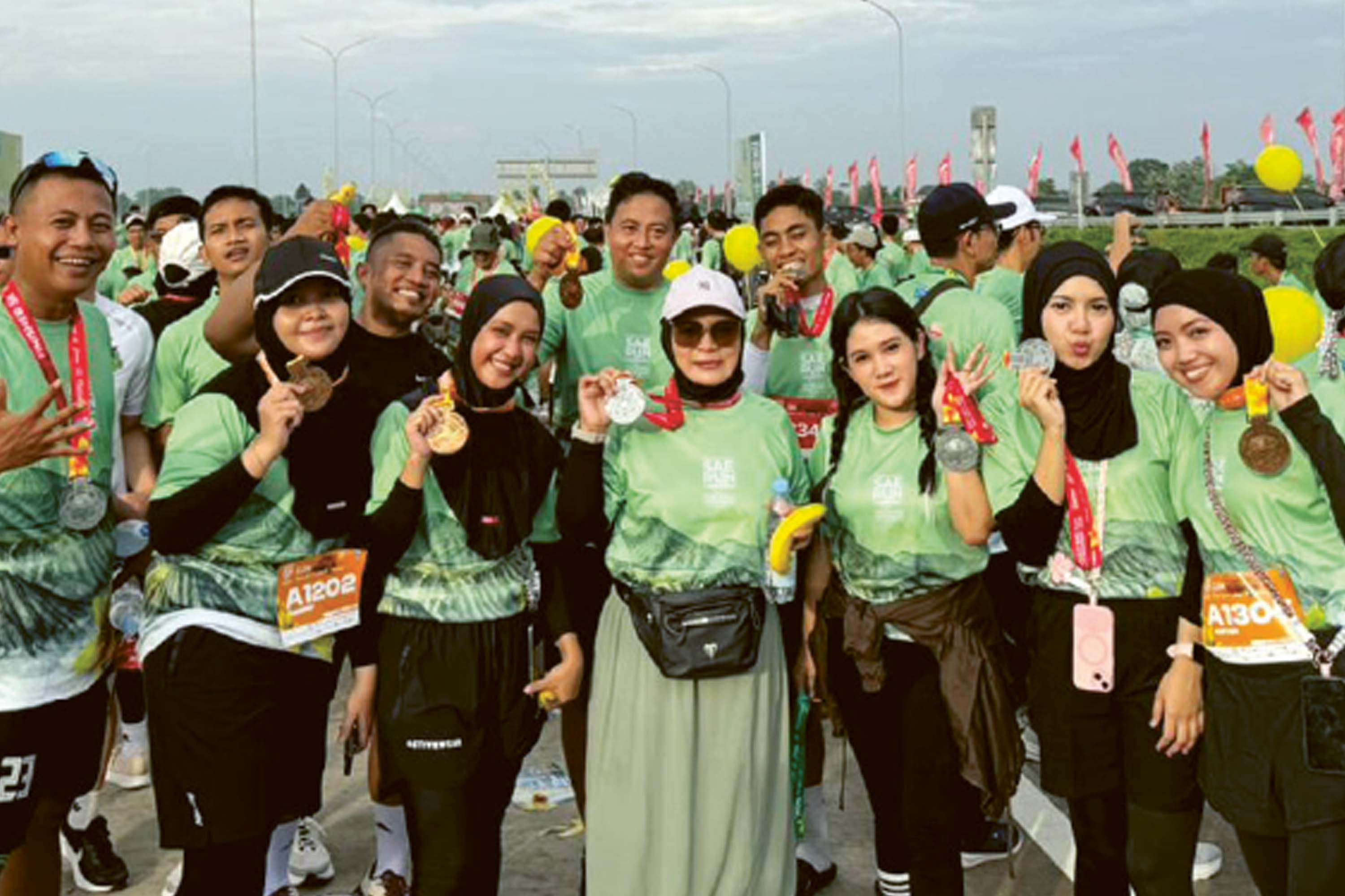 FINIS: Pemimpin Cabang Kraksaan Siska Dian Permatasari menunjukkan medali 2,5 kilometer usai melalui rute lari di jalan tol.