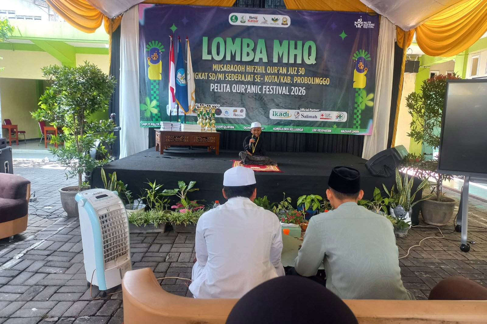 TAMPIL: Salah satu peserta tampil dalam Lomba MHQ Pelita Qurani Festival di SMP IT Pelita, Minggu (8/2).