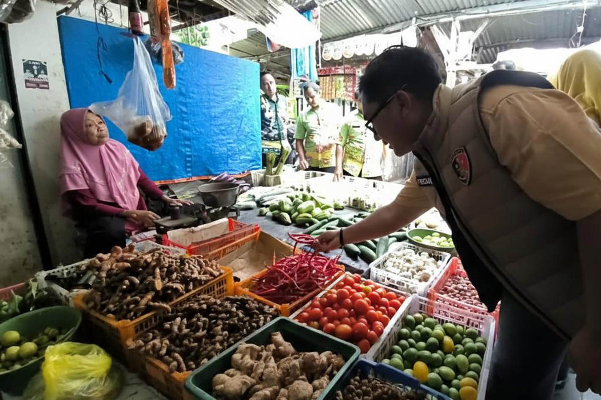 SIDAK: Satgas Pangan saat melakukan sidak di salah satu pasar tradisional yang ada di Kabupaten Pasuruan. Sejauh ini, harga cabai disebut-sebut semakin pedas.