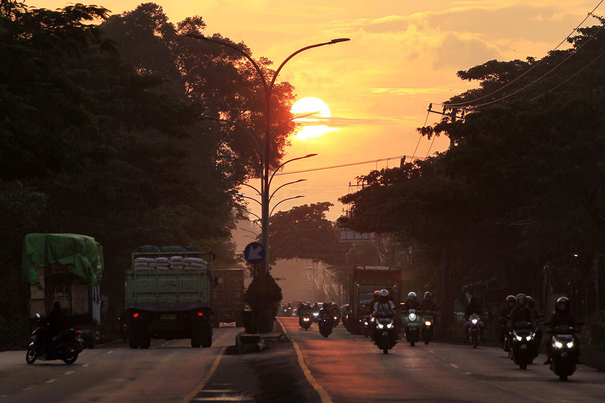 LEBAR: Jalan raya Bangil-Pasuruan yang tampak lebih lebar dibanding era 1980-an silam. Saat ini, tepian jalan yang semula tertanam pohon Asam Jawa, berganti dengan pohon perindangan yang lain.