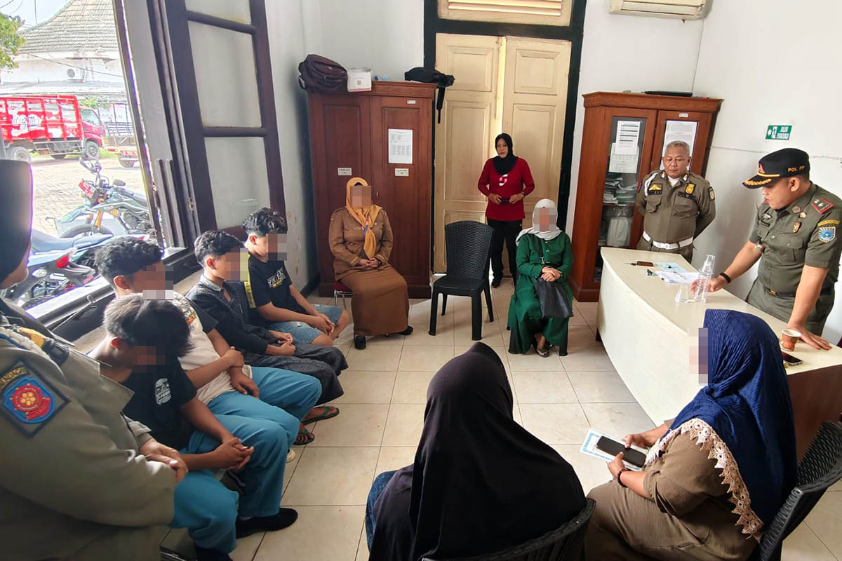 PEMBINAAN: Sejumlah pelajar dari salah satu SMA di Kota Probolinggo mendapat pembinaan dari Satpol PP Kota Probolinggo, Senin (9/2).