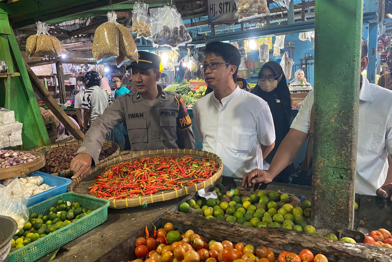BAHAN POKOK: Satgas Pangan Kota Probolinggo mengecek ketersediaan dan harga bahan pokok di Pasar Baru Kota Probolinggo.
