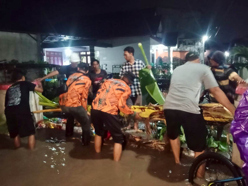 BANJIR: Pemukiman warga di Dusun Modinan, Desa Pajurangan yang tergenang banjir setelah Sungai Banyu Biru meluap Sabtu (7/2) malam.