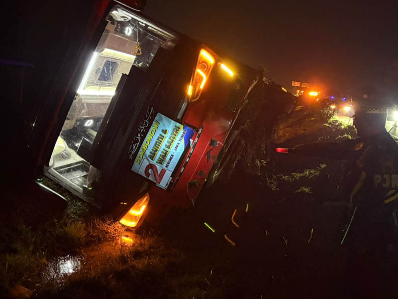 APES: Bus yang memuat rombongan alumni dan wali santri yang terguling di Tol Gempol-Pasuruan tepatnya di KM 79, Minggu (8/2) pagi.