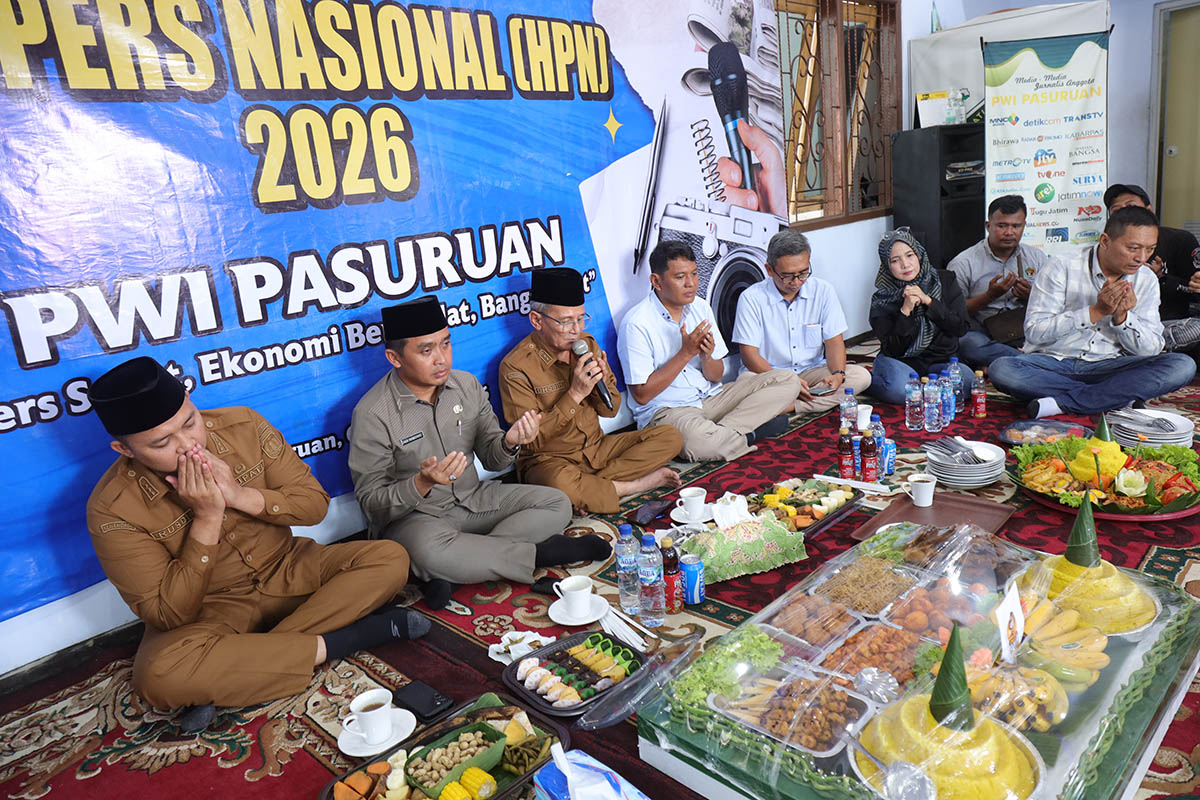 TAMU ISTIMEWA: Wali Kota Pasuruan Adi Wibowo (abu-abu), Bupati Pasuruan Rusdi Sutejo (kiri) dan Wabup Shobih Asrori saat datang di Balai Wartawan, Senin (9/2) pagi.
