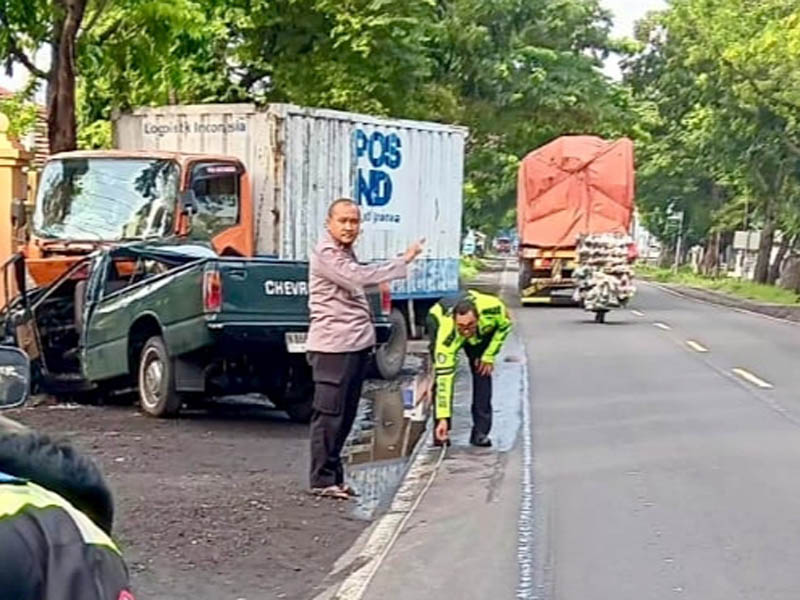 LOKASI KEJADIAN: Petugas Satlantas Polres Probolinggo melakukan olah TKP Kecelakaan lalu lintas di ruas jalan pantura Desa Karangpranti.