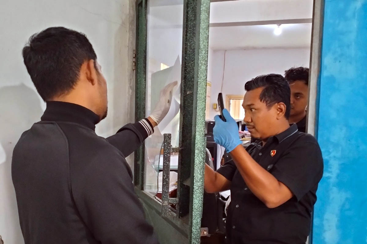 CARI SIDIK JARI: Petugas Inafis Polres Pasuruan saat melakukan penyelidikan beberapa waktu lalu. Hasilnya, empat tersangka ditangkap. Satu lainnya masih buron.