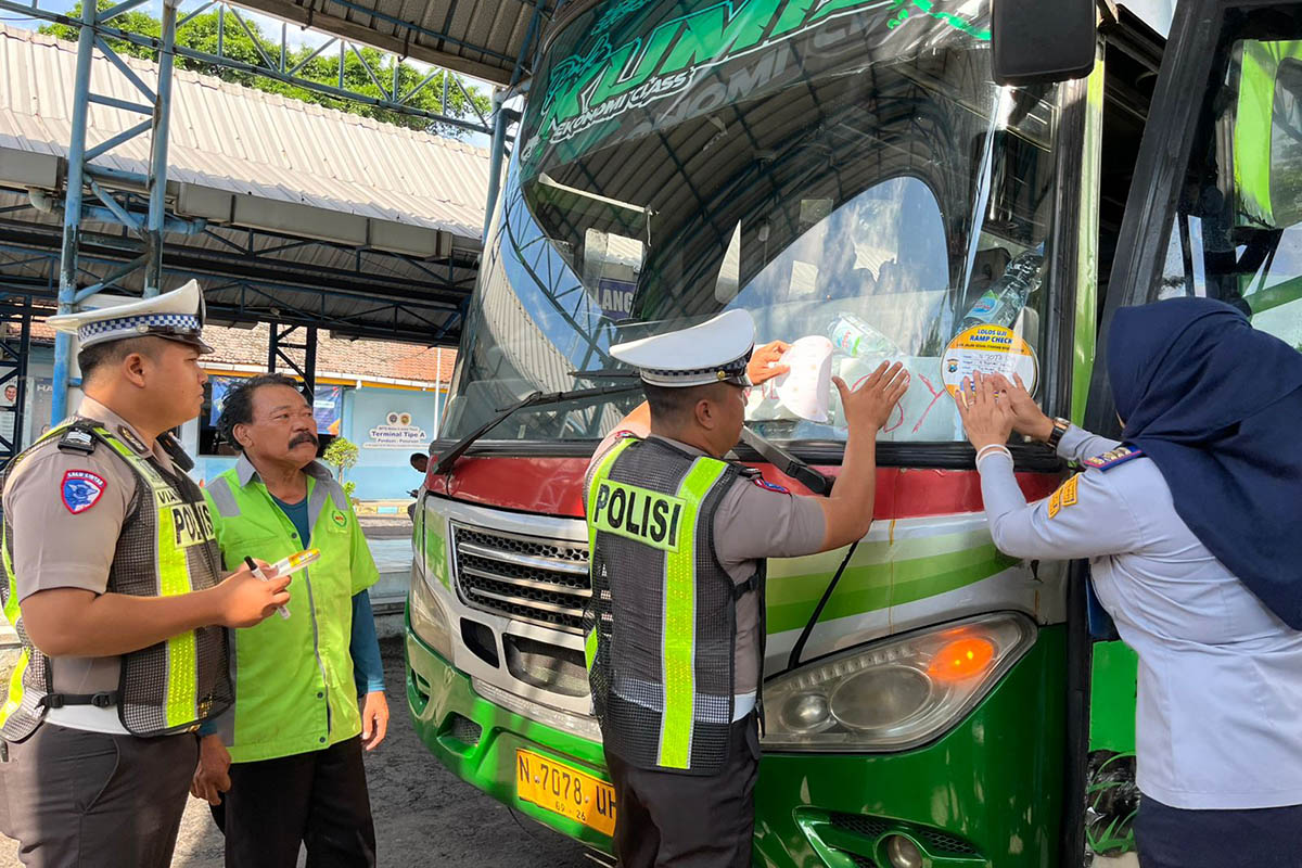 DIPERIKSA: Petugas unit lantas bersama petugas Terminal Pandaan melakukan pemeriksaan terhadap bus yang transit. Langkah ini dilakukan, untuk mengecek kondisi kelayakan bus.