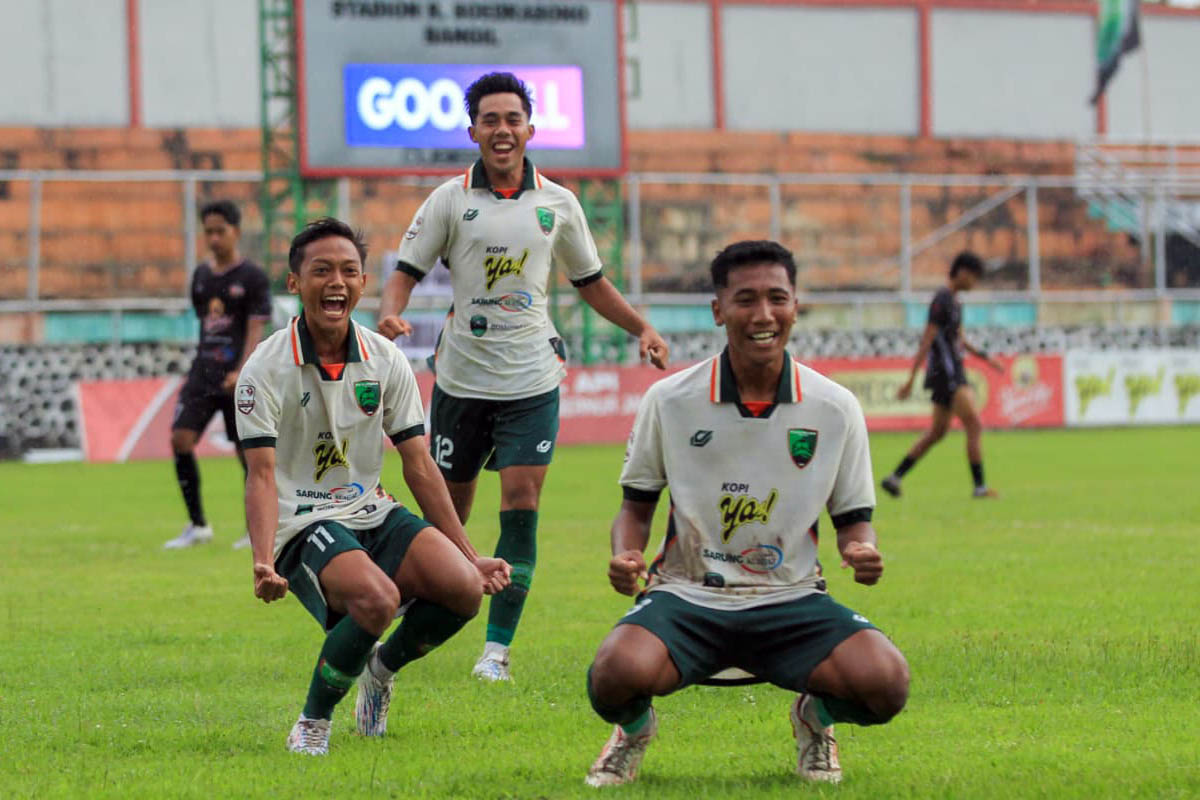 RAYAKAN: Pemain Pasuruan United saat merayakan gol. Keberhasilan mereka hingga masuk final, membuat manajemen tim memberikan bonus besar.