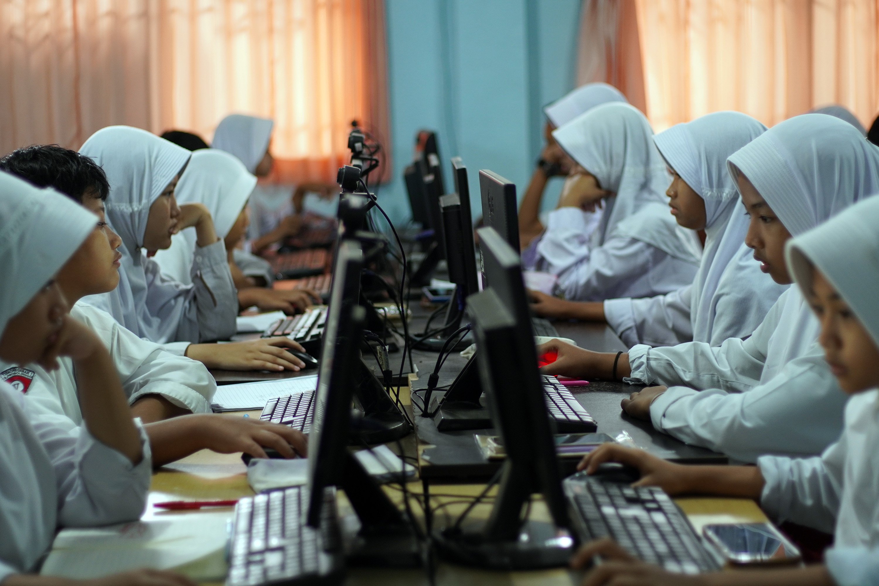 TERTIB: Sejumlah siswa SDN Tisnonegaran 1 saat mengikuti babak penyisihan Tes Kemampuan Akademik (TKA) 2026, Senin (9/2).