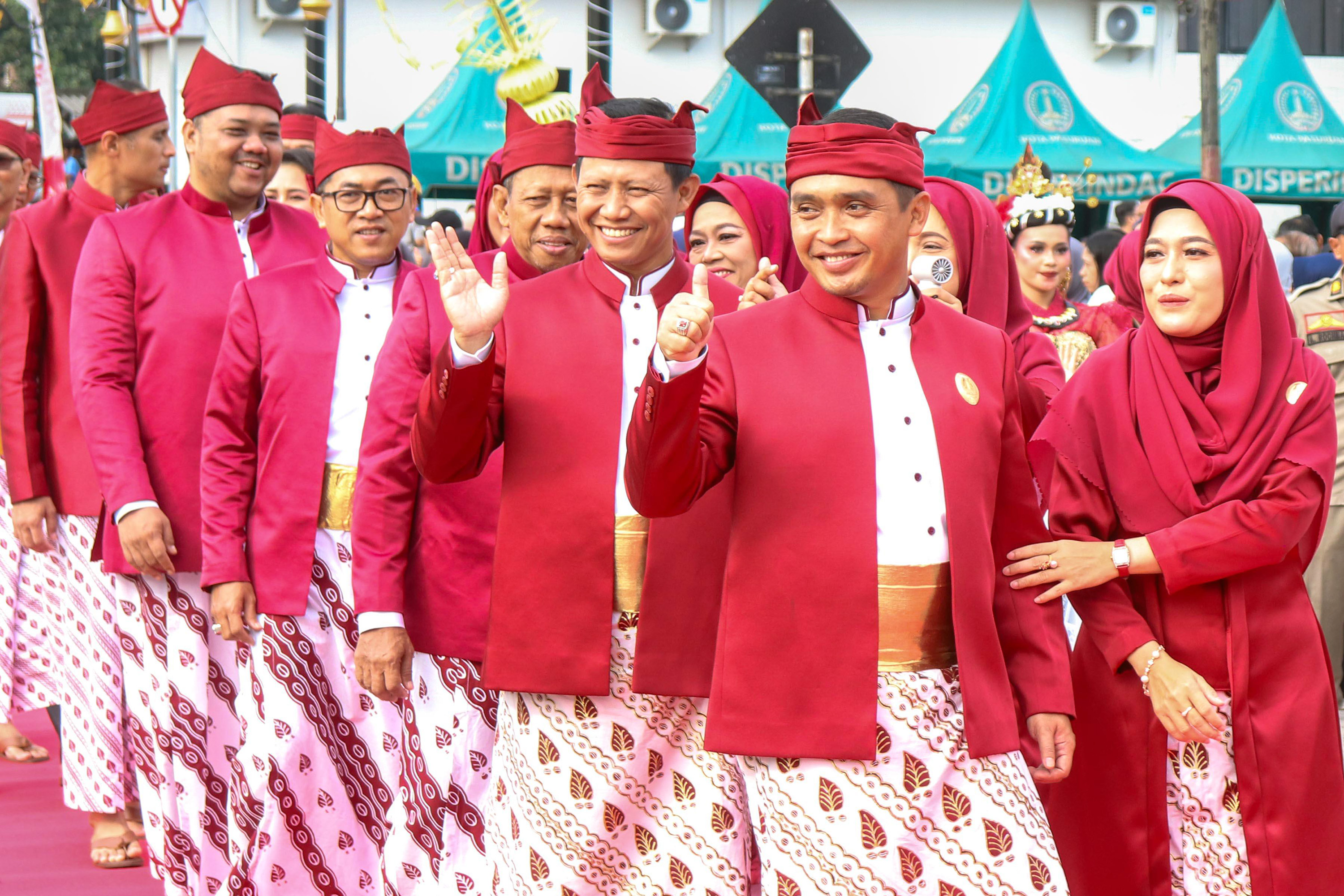 Wali Kota Pasuruan Adi Wibowo beserta dan istri (depan), wawali Nawawi dan istri, beserta sejumlah pejabat mengenakan Suro Wiro Aji Busono khas Kota Pasuruan.