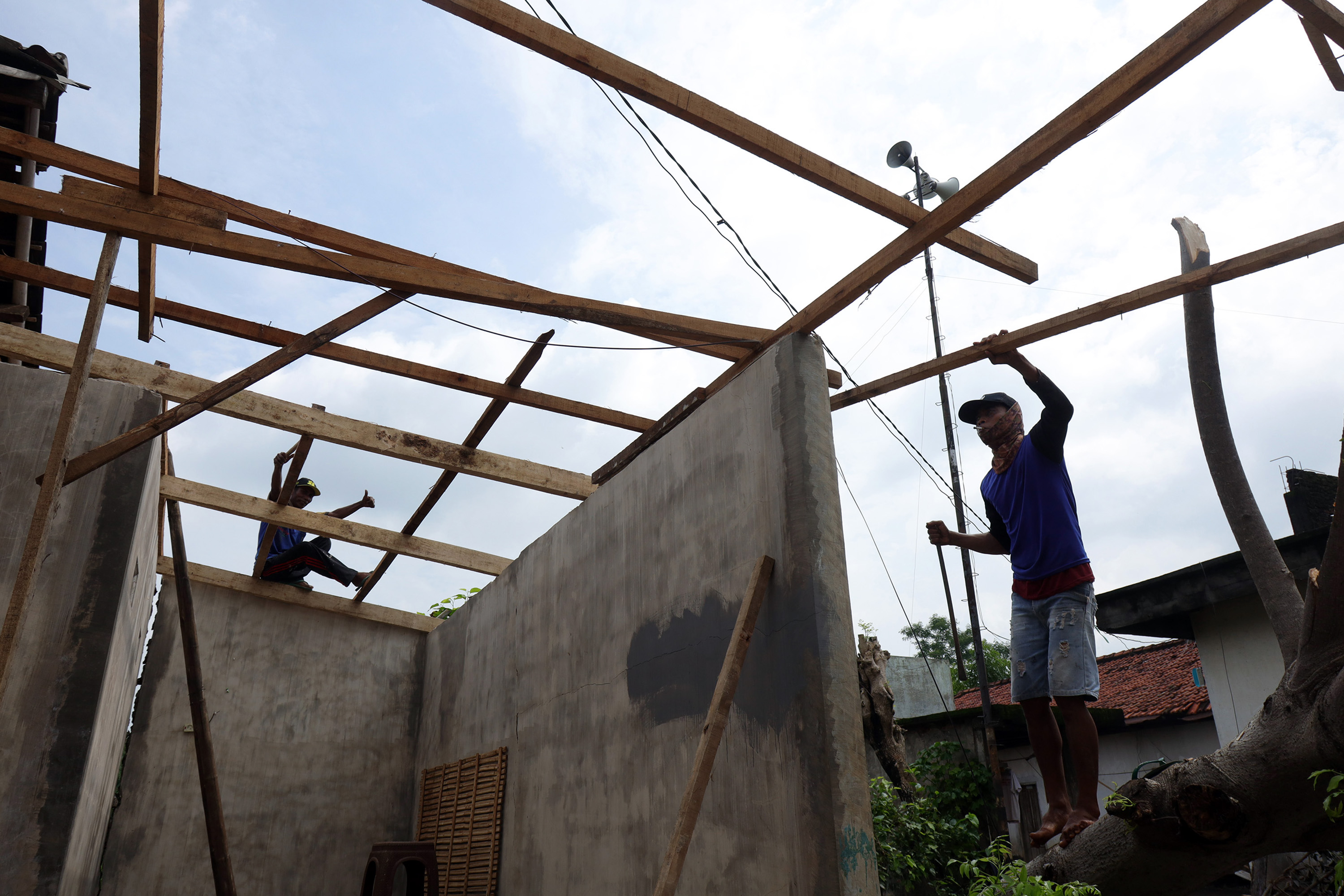 RUSAK: Gudang tembakau milik Mulyadi, 45, tampak rusak parah setelah diterjang puting beliung di Desa Pohsangit Leres, Kecamatan Sumberasih, Kabupaten Probolinggo, Sabtu (7/2) sore.