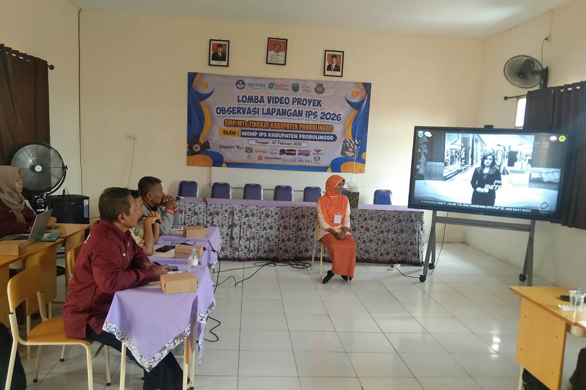 KOMPETISI ; Salah satu peserta sedang mepresentasikan karya videonya d hadapan dewan juri, Sabtu (7/1) di SMPN 1 Dringu