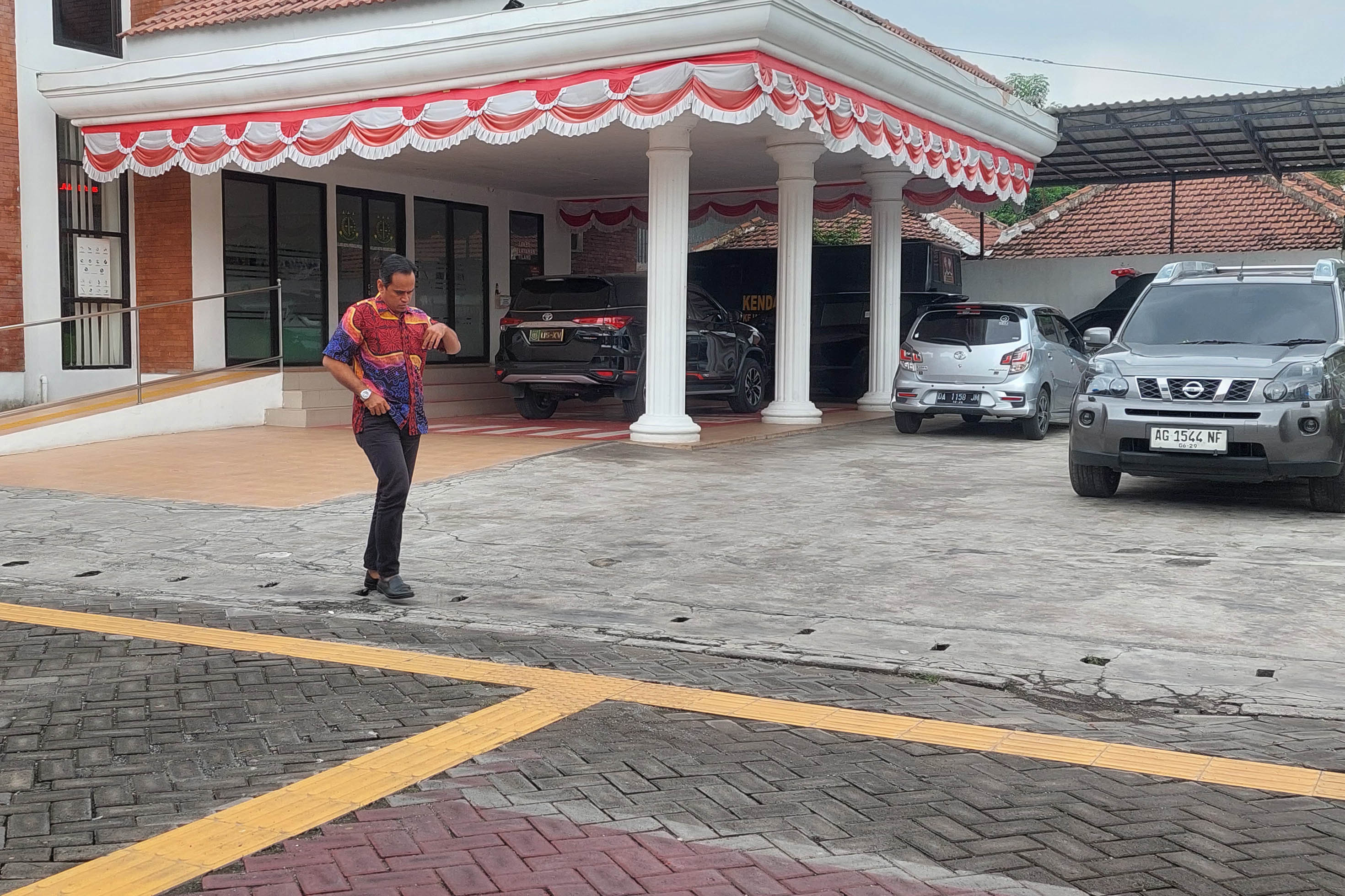 SUDAH PERNAH DIPERIKSA: Eks Ketua KONI Rahadian Juniardi saat keluar dari kantor Kejari Kota Probolinggo. Pidsus menjadwalkan ulang panggilan karena dia tak bisa hadir saat d