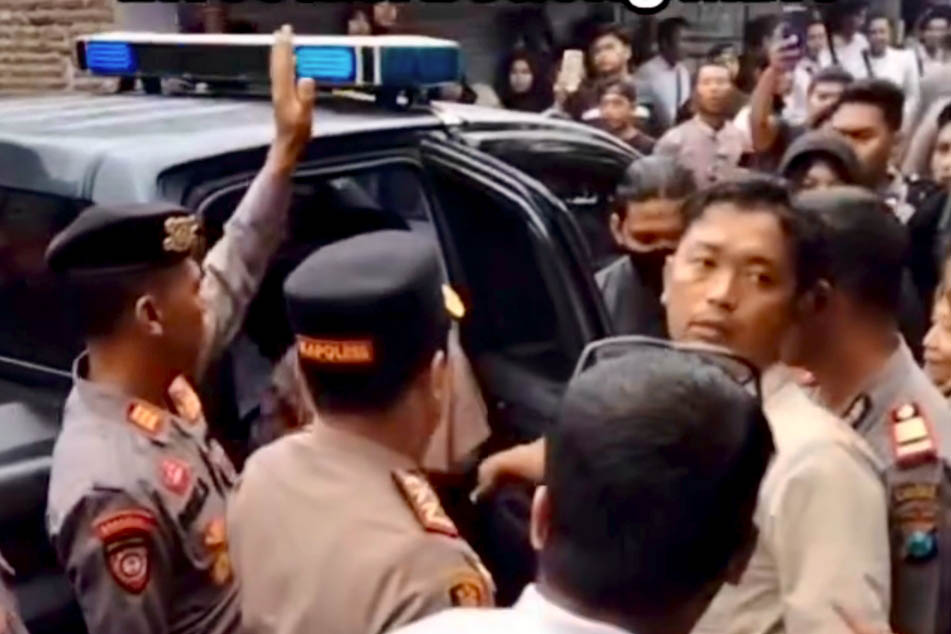 BIKIN GEMPAR: Upaya kepolisian saat mengamankan tiga koordinator aplikasi MBA yang membuat massa marah. Ketiganya dimintai keterangan lebih lanjut di Mapolres Probolinggo.