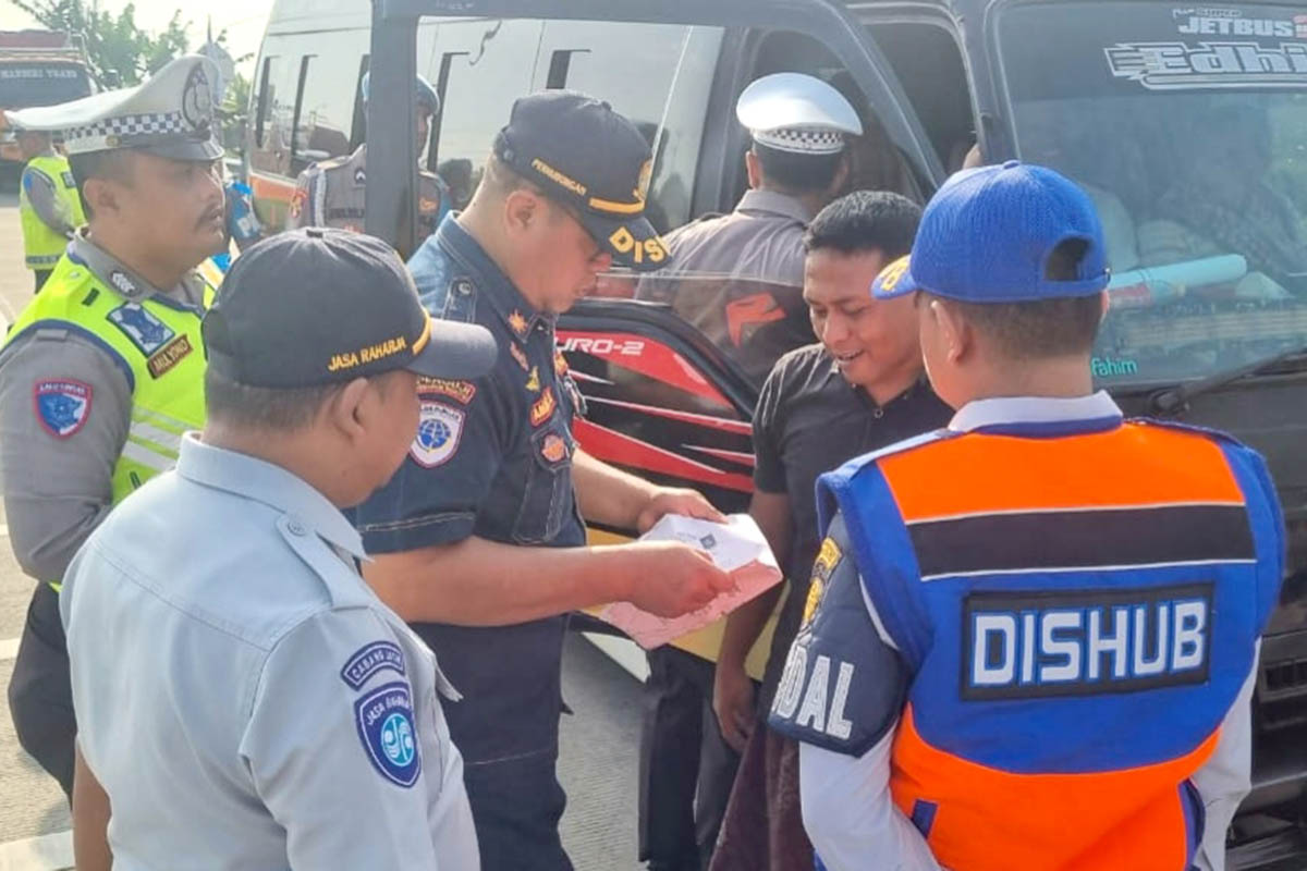 CEK SURAT: Petugas sedang melakukan pengecekan kelengkapan surat-surat kendaraan. Masih ada temuan petugas akan lakukan pengetatan pengawasan.