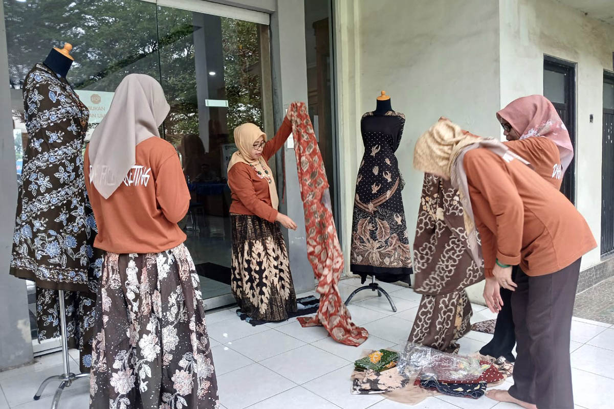 KREASI: Batik karya pelaku UMKM asal Kabupaten Pasuruan. Agar UMKM semakin naik kelas, Pemkab Pasuruan menggelontorkan dana Rp 200 juta untuk pelatihan.