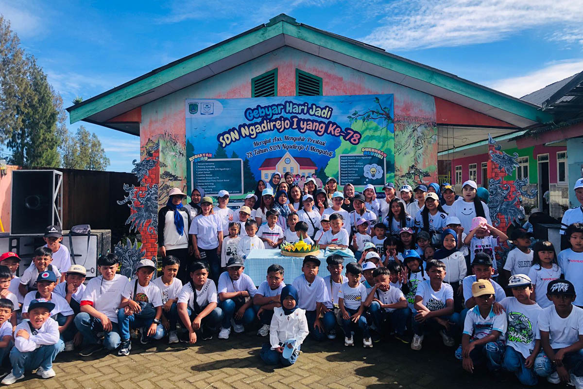 BUKAN SEKEDAR REUNI: Suasana di SDN Ngadirejo 1 saat alumni dan siswa memperingati hari ulang tahun sekolah, pekan lalu.