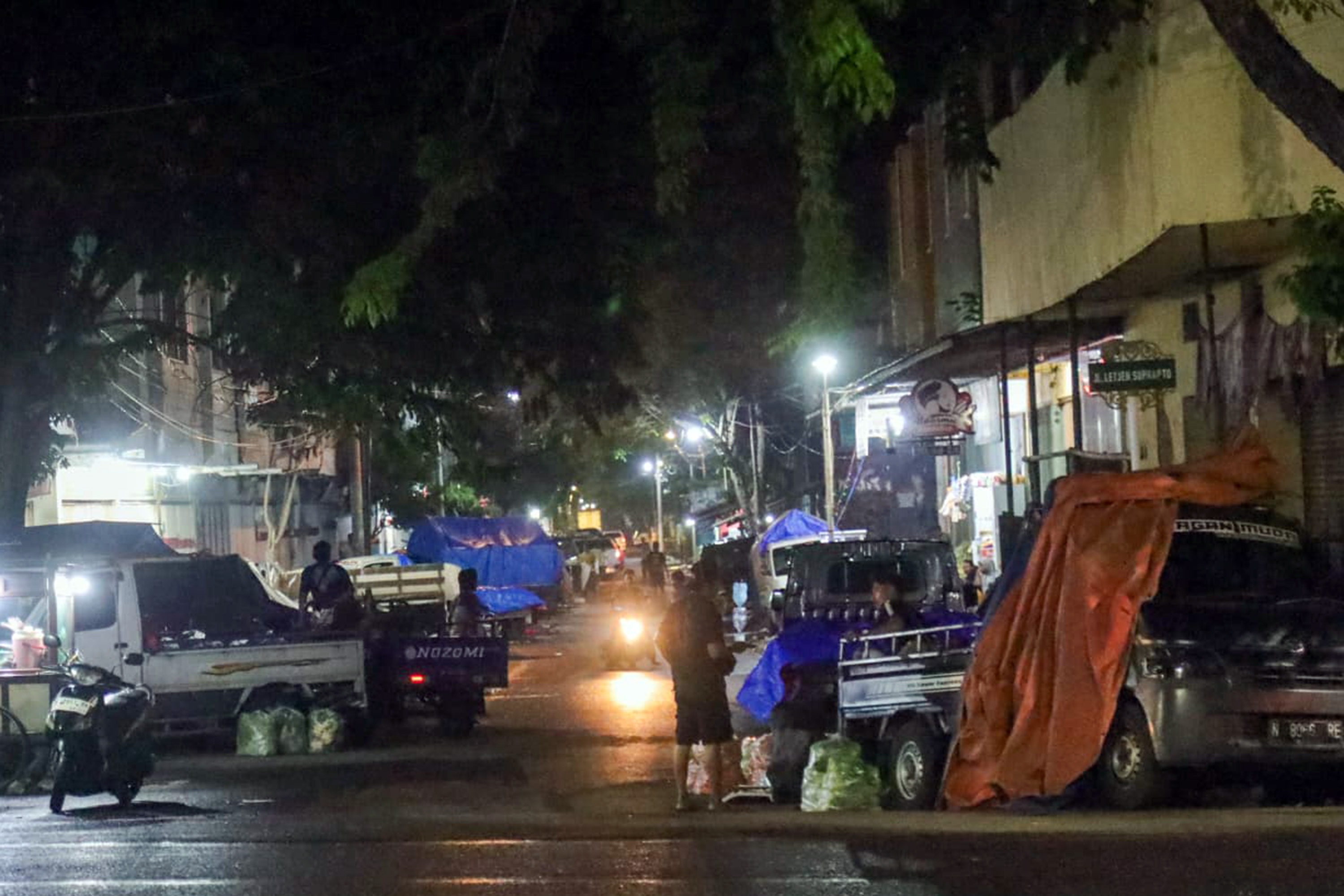 RAMAI: Sejumlah pedagang sayur yang berdagang di ruas Jalan Letjend Suprapto Kota Probolinggo, Minggu (8/2) malam