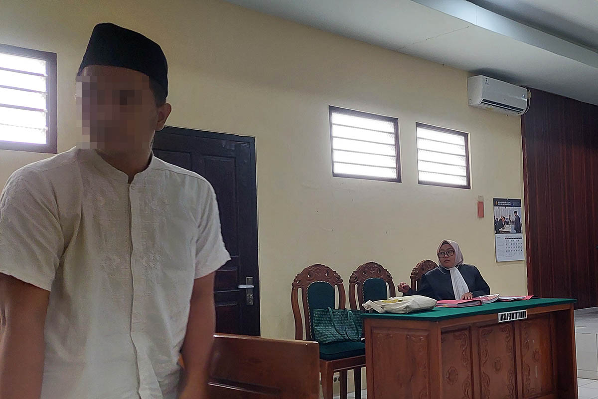 TERDAKWA: Bur saat memasuki ruang sidang di Pengadilan negeri (PN) Kota Probolinggo, Selasa (10/2) pagi.