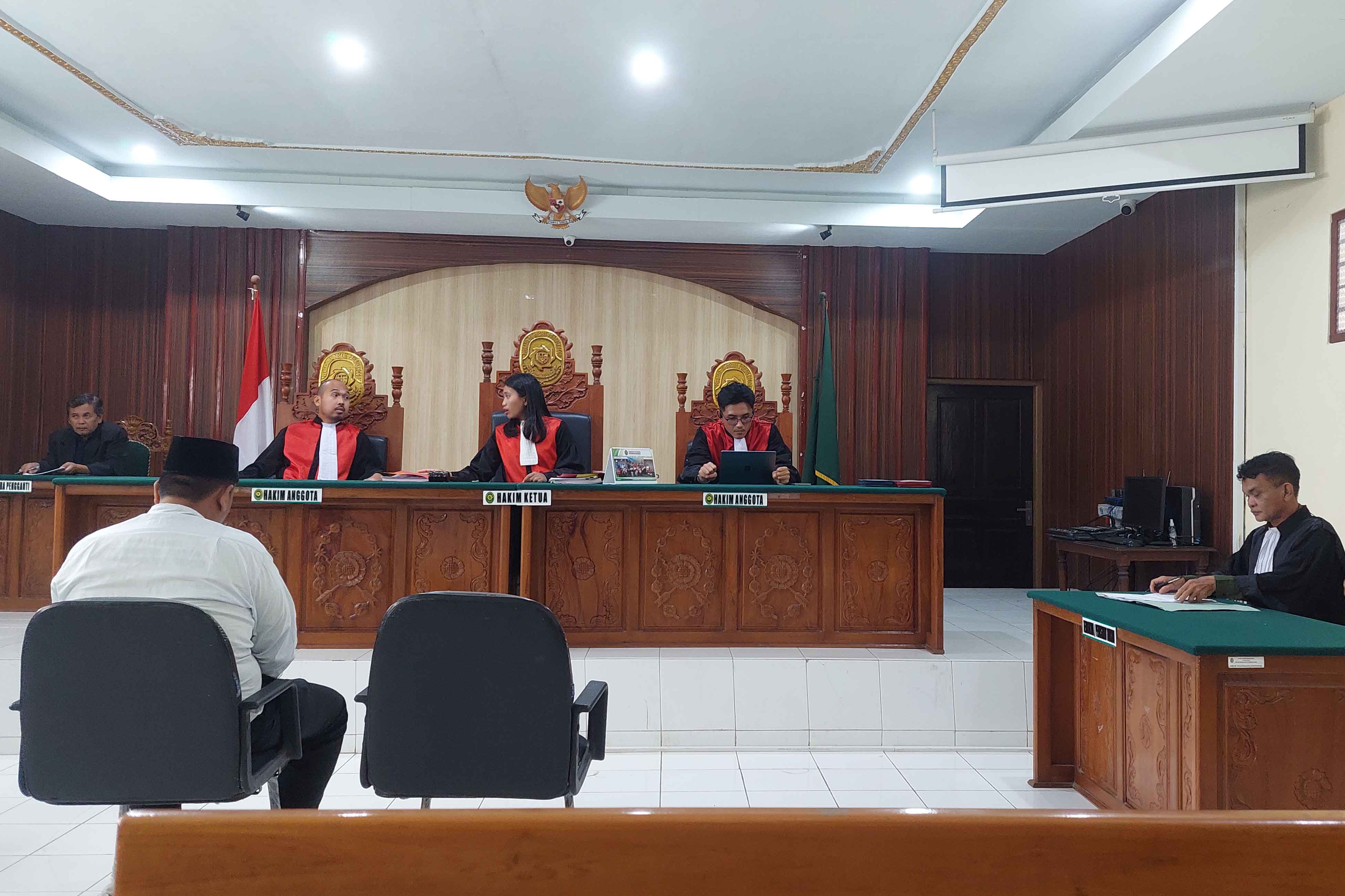 DIADILI: Warga Kelurahan Curahgrinting, Kecamatan Kanigaran, Kota Probolinggo, Rahmad Abdi, diadili di PN Probolinggo, Selasa (10/2).