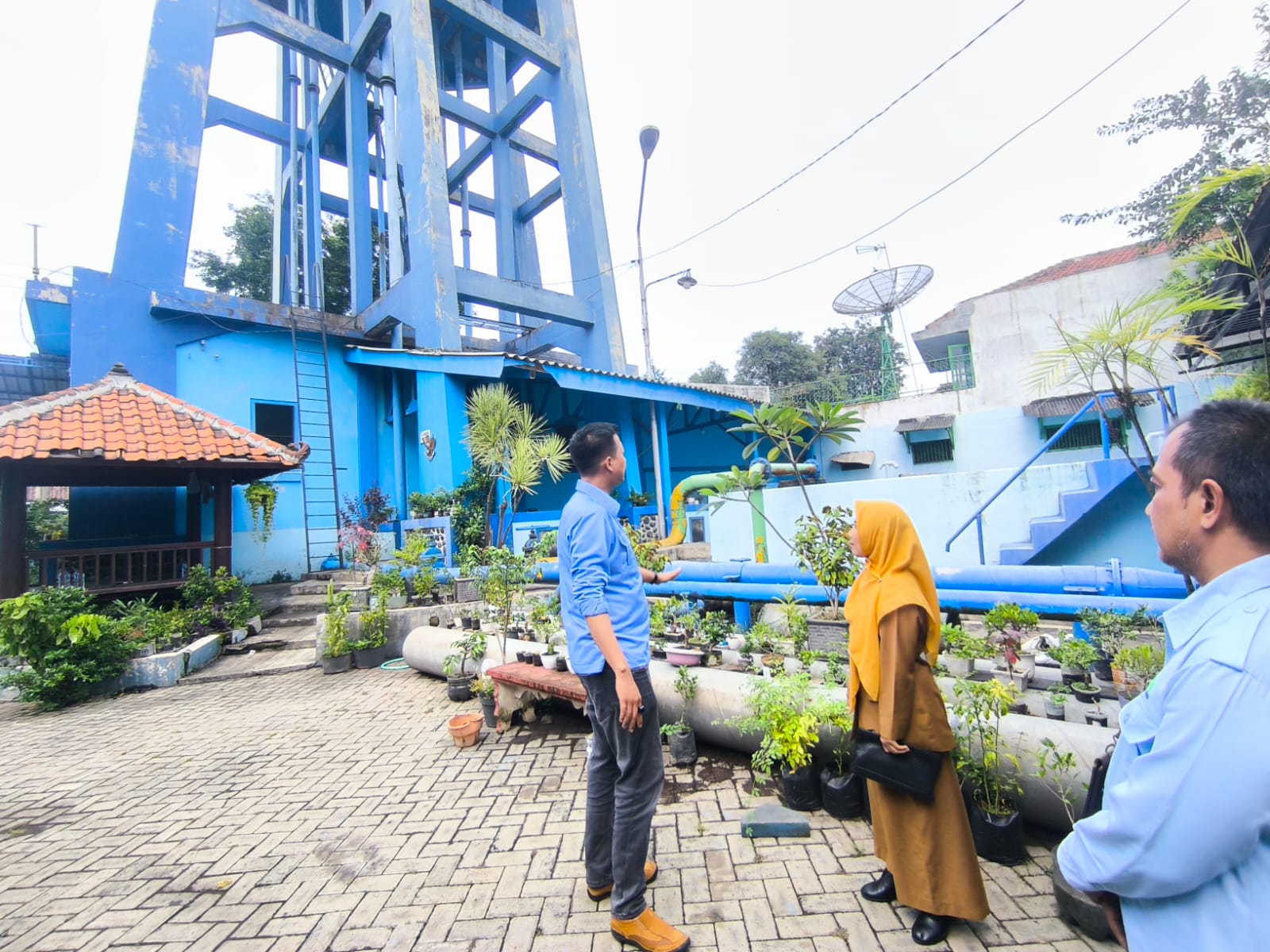 LIHAT LOKASI: Disdikbud Kota Proboliniggo bersama Perumdam Bayuangga melihat Menara Air Randu Pangger yang bakal dijadikan wisata edukasi cagar budaya dan air.