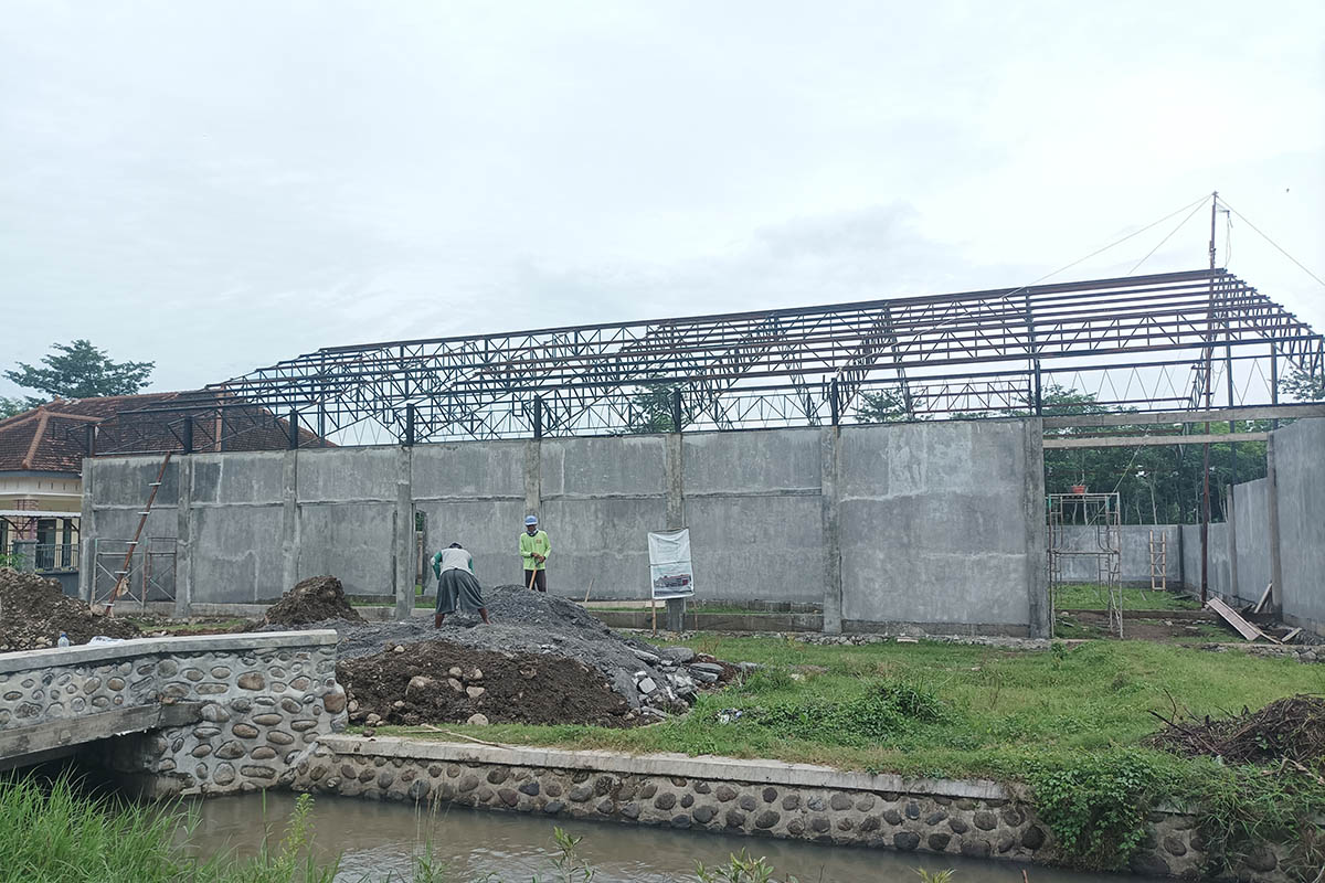 BELUM JADI: Pembangunan Gedung Koperasi Desa Merah Putih di Desa Sentong Kecamatan Krejengan.