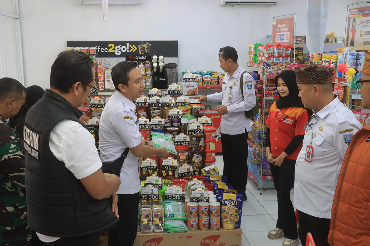 CEK PERSEDIAAN: Satgas Saber Polres Probolinggo melakukan pengawasan stok dan harga kebutuhan pokok di Kecamatan Kraksaan.
