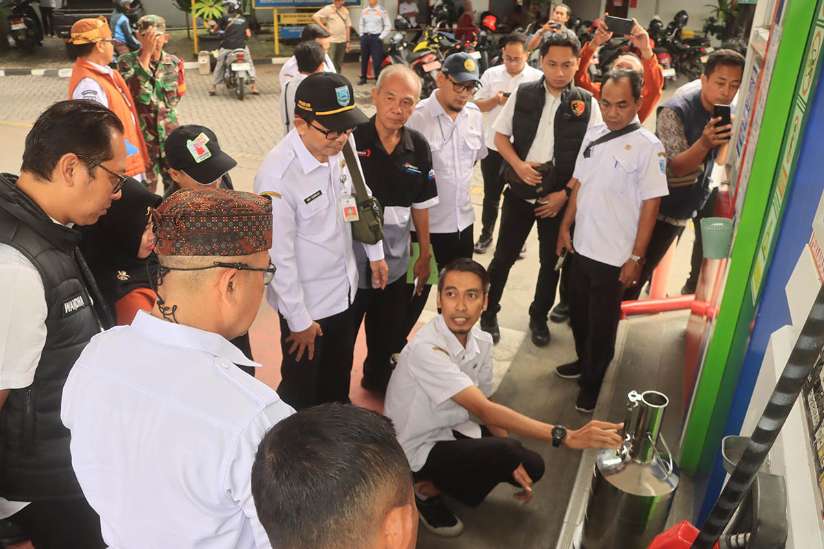 DIPANTAU: Satgas Saber Polres Probolinggo saat memantau SPBU di Kebonagung Kraksaan.