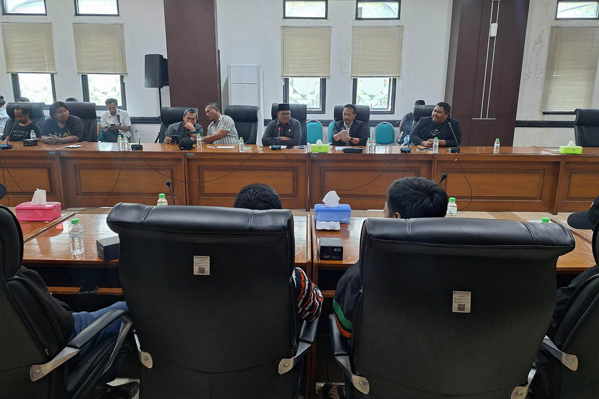 DUDUK BERSAMA: Kalangan Sakeramania saat menyampaikan aspirasinya di kantor dewan, berkaitan dengan nasib Persekabpas. Mereka menganggap realita yang ada saat ini belum sesuai ekspektasi suporter.