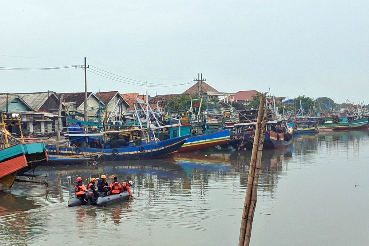 BERANGKAT: Personel BPBD Kota Pasuruan berangkat menuju ke muara sungai dari lokasi posko area Pelabuhan Pasuruan.