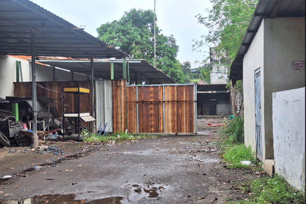 SEPI: Suasana eks gudang di Kelurahan Kauman, Bangil pagi kemarin. Beberapa waktu lalu gudang ini digerebek apparat.