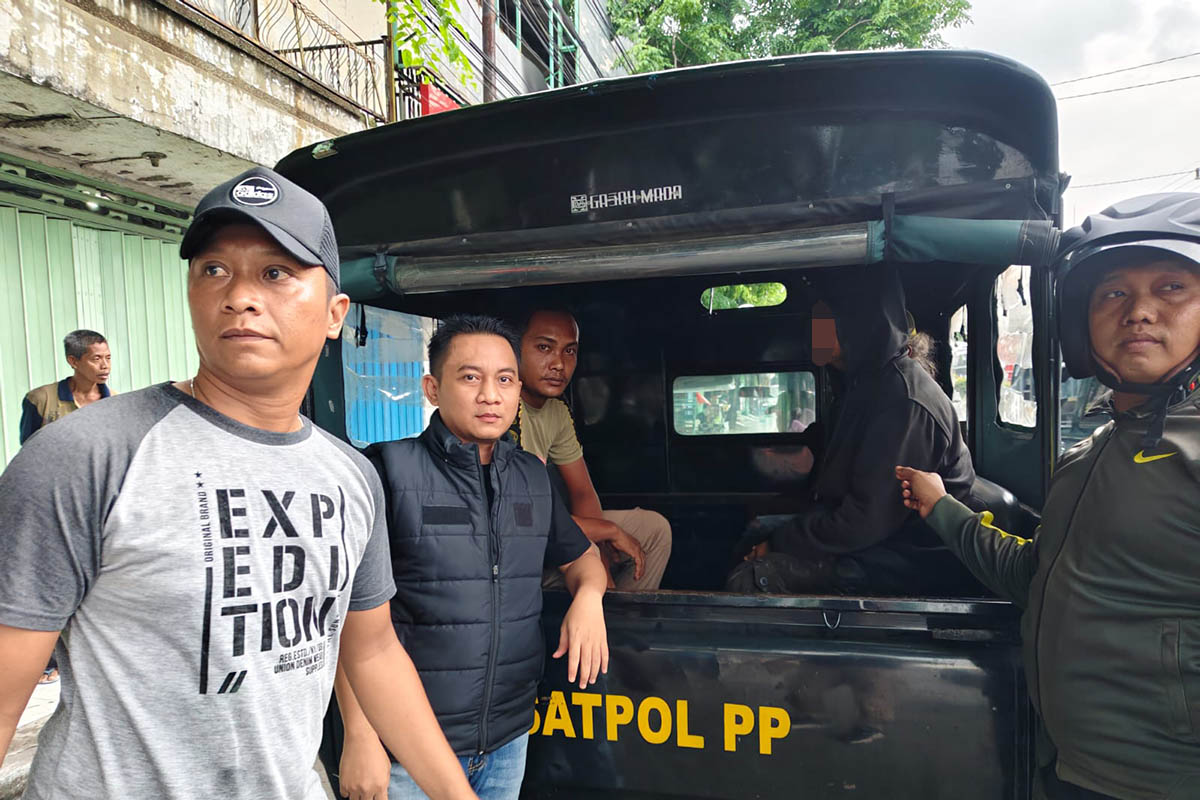 MASIH ADA: Salah satu gepeng diamankan Satpol PP yang mengkal di traffic light pasar sore Jalan Pantura Kecamatan Kraksaan.
