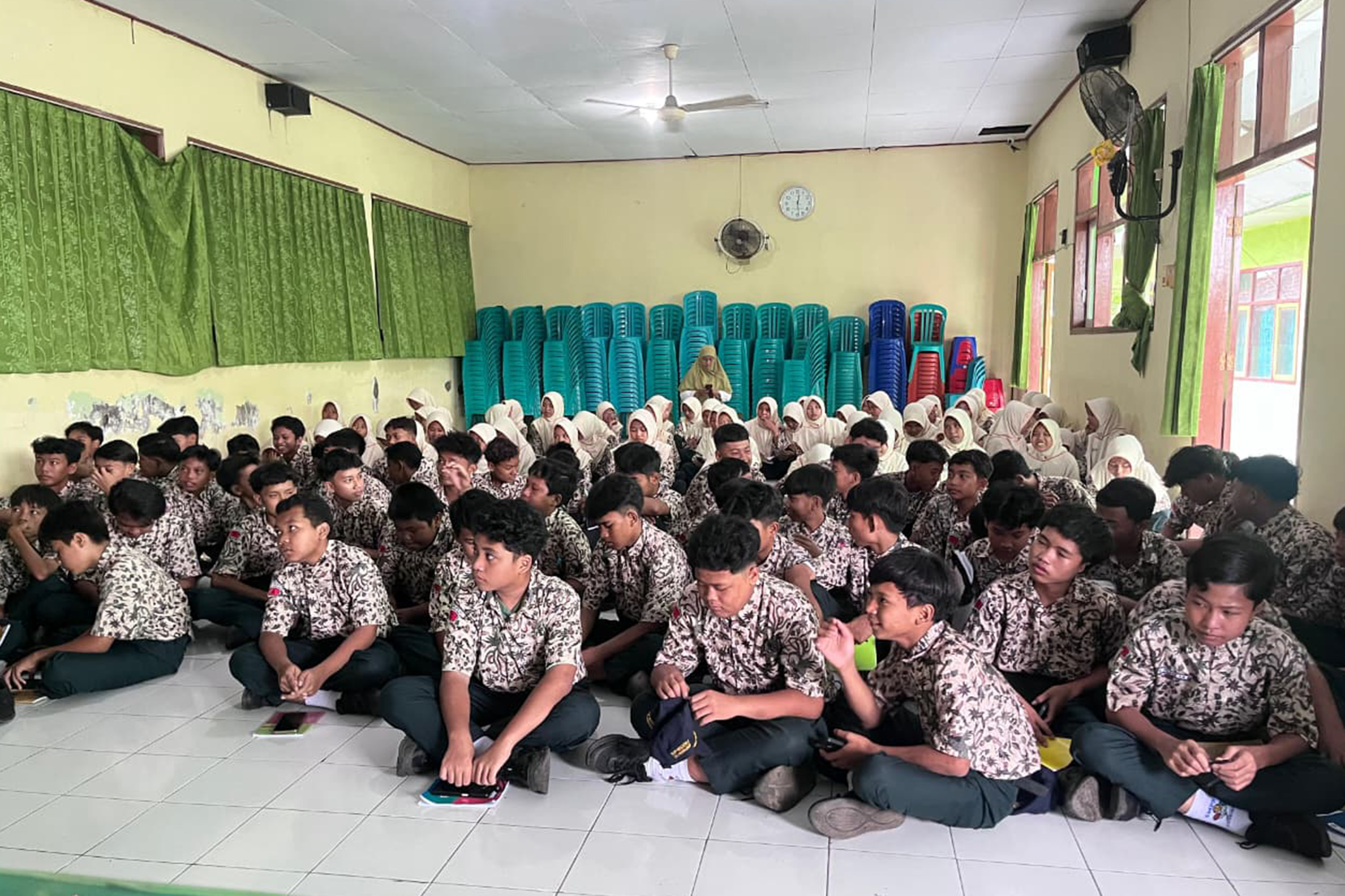 SEMANGAT: Siswa-siswi SMPN 4 Kota Probolinggo mengikuti Diklat Jurnalistik dengan penuh semangat.
