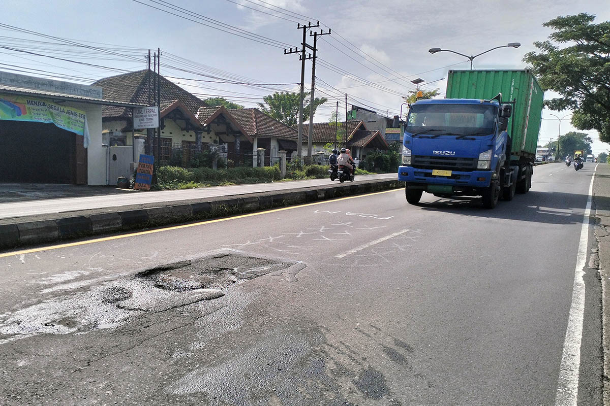 TKP: Lokasi insiden yang menewaskan Suwaibatul Islamiyah, 44, asal Desa Gambiran, Kecamatan Prigen. Korban jatuh dari motor, usai terperosok di jalan berlubang dan disasak truk.