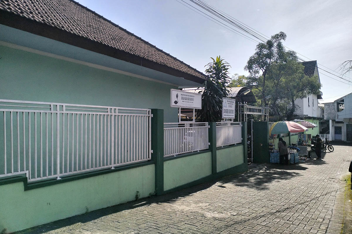 DISATRONI: SDN Suwayuwo, Kecamatan Sukorejo yang sempat disatroni terduga pelaku. Dalam aksi itu, ia menggondol uang di sekolah setempat sebesar Rp 69 ribu.