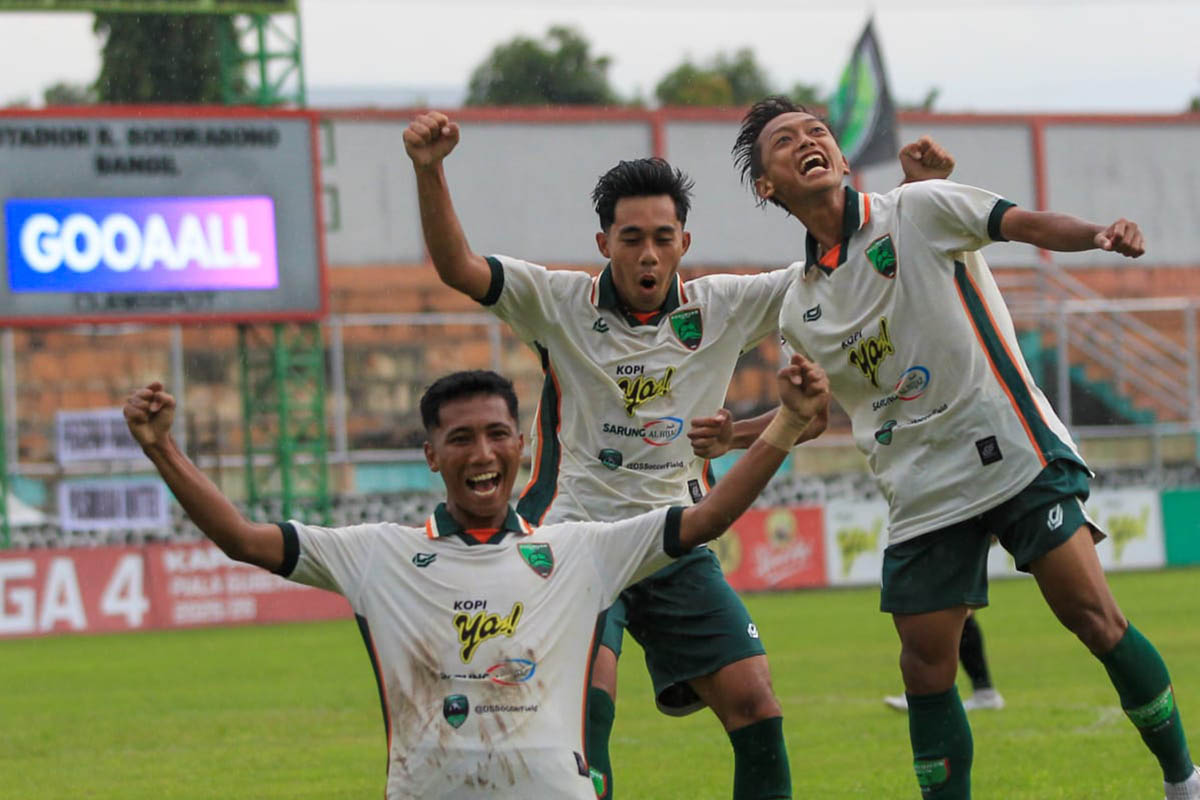 SELEBRASI: Pemain Pasuruan United saat selebrasi usai mencetak gol dalam laga sebelumnya.