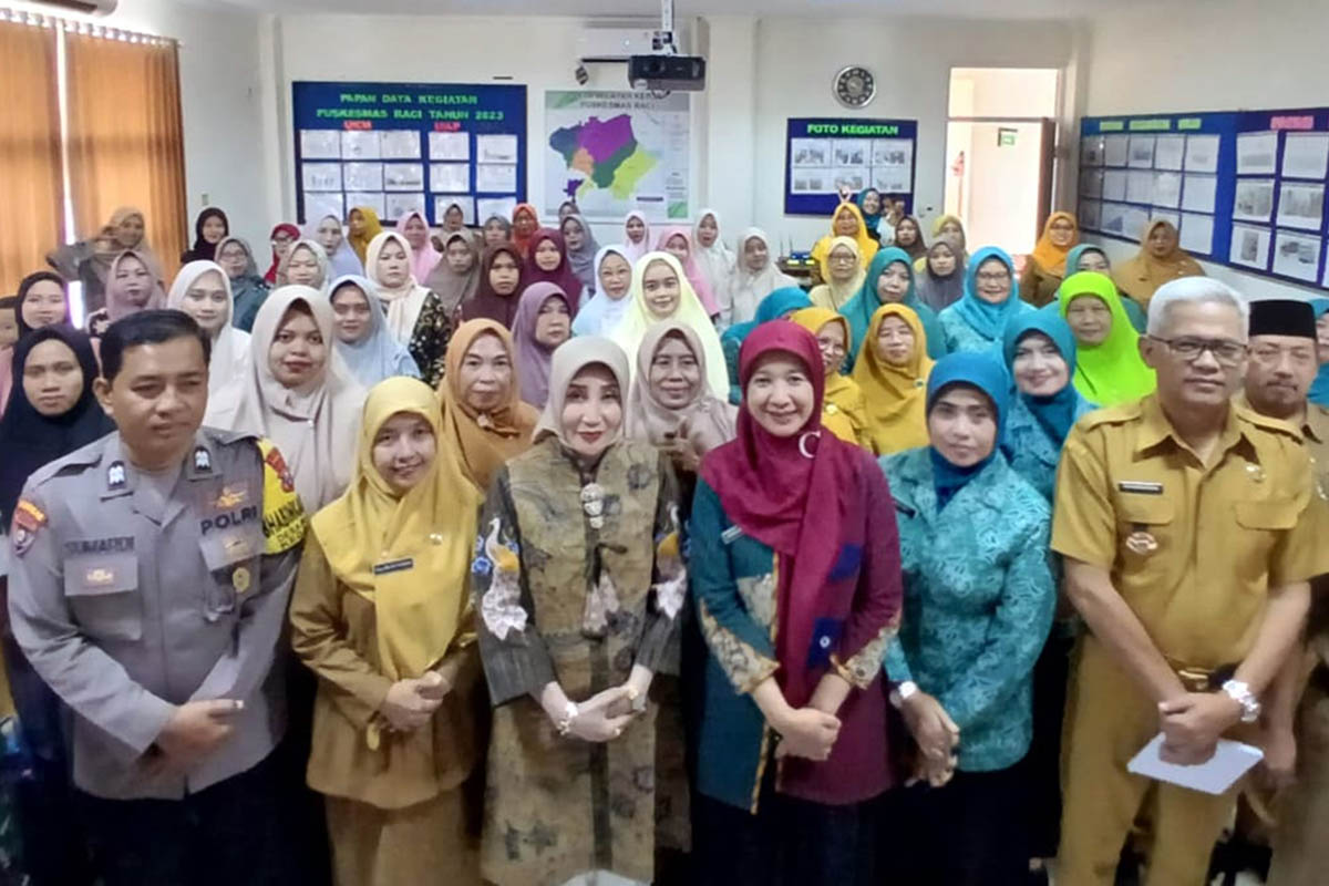 KOLABORASI: Jajaran pegawai Puskesmas Raci saat mengabadikan momen dengan foto bersama. Dalam mengatasi stunting, mereka berkolaborasi dengan seluruh elemen masyarakat.